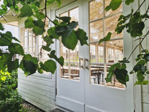 Atelier d'artiste ou bureau au fond du jardin : aménagement et démarches