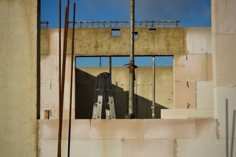 Dalle béton fissurée : quand s'inquiéter et prix réparation